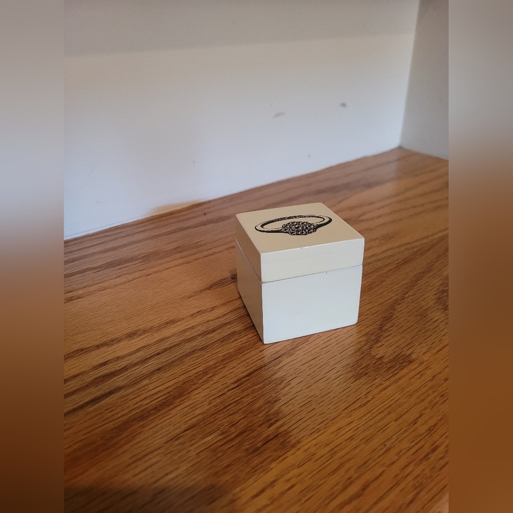 NWOT White Ring Box with Ring Image on Top